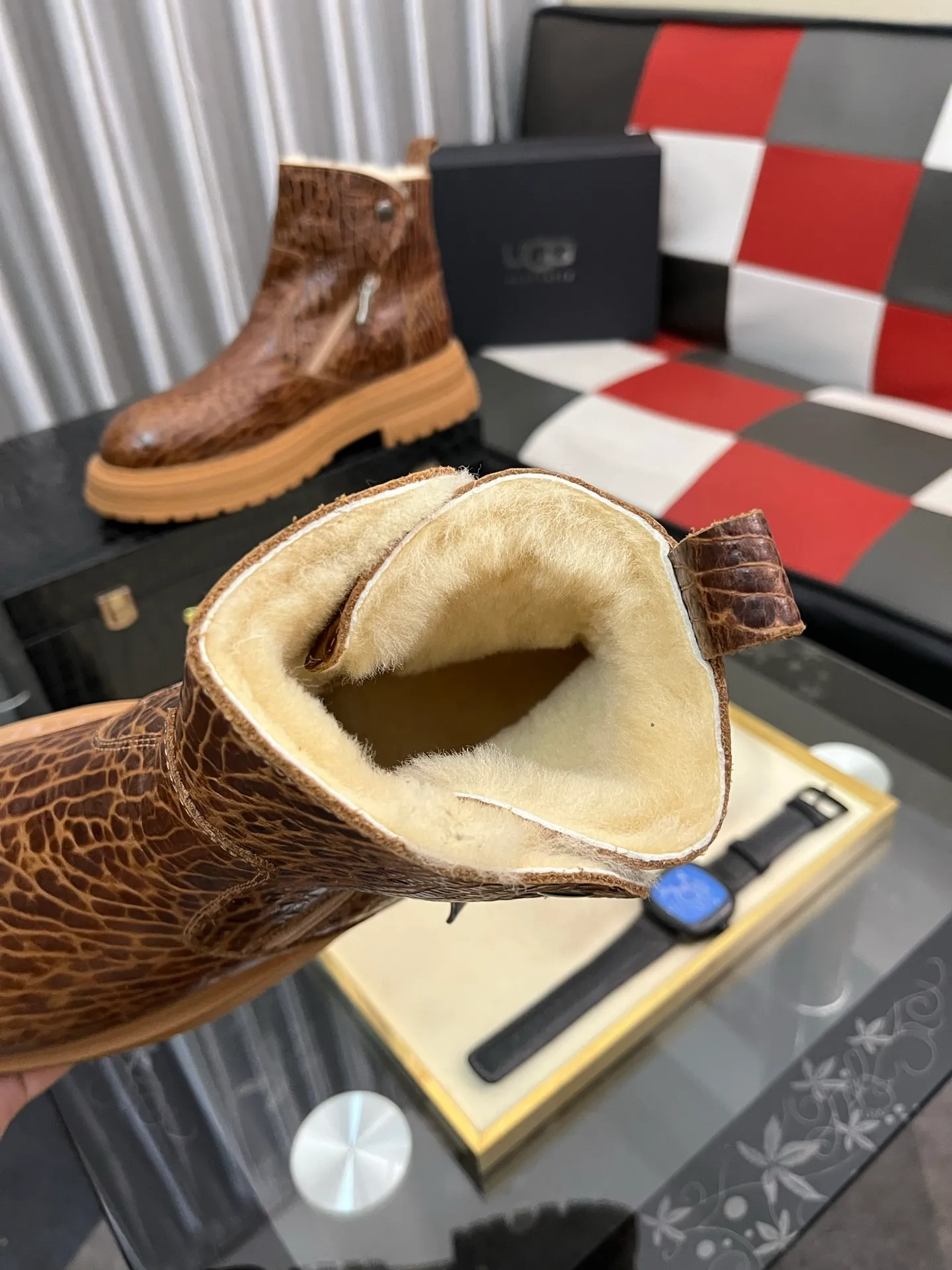 Ex-factory price: 680⌚️⌚️Thick wool imported from Australia Brand: UGG genuine purchasing agent Size: 39-44 (45 customized) Grade: Official website 1:1 Material: First layer of genuine leather waterproof and antifreeze upper Real wool lining Original non-slip and wear-resistant outsole Style category: Men's casual shoes Trendy style Comfortable on the feet Color: Official website color synchronization